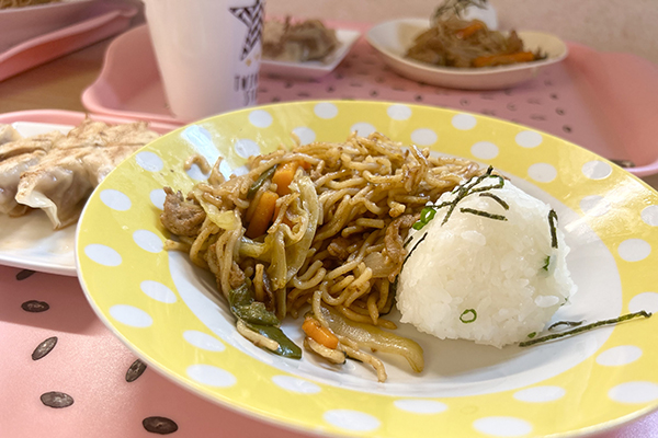 画像:中庭で食事